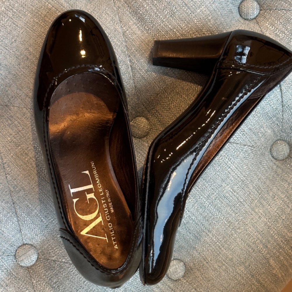 Attilio Giusti Leombruni AGL Black Patent Leather Pumps!